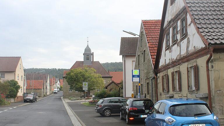 Die Hauptstraße soll im Casteller Ortsteil Greuth ein Schwerpunkt bei der anstehenden Dorferneuerung werden. Die Hauptstraße soll im Casteller Ortsteil Greuth ein Schwerpunkt bei der anstehenden Dorferneuerung werden.