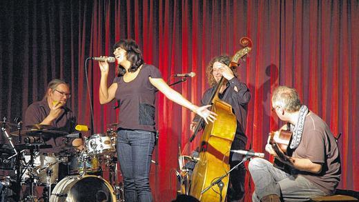 Zum Dahinschmelzen: Hotel Bossa Nova mit Sängerin Liza da Costa im Bildhäuser Hof. Zum Dahinschmelzen: Hotel Bossa Nova mit Sängerin Liza da Costa im Bildhäuser Hof.