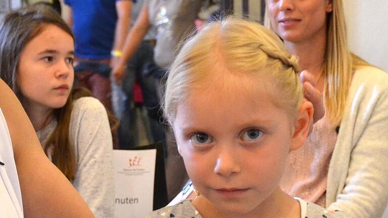 Lise (5 Jahre) mit einer Flechtfrisur, wie sie reiche Römerinnen trugen. Lise (5 Jahre) mit einer Flechtfrisur, wie sie reiche Römerinnen trugen.