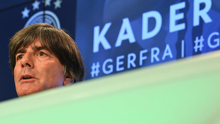 Präsentation der Analyse zur Fußball-WM - Präsentation der WM-Analyse und Kader-Bekanntgabe für die Länderspiele gegen Frankreich und Peru. Bundestrainer Joachim Löw bei der Pressekonferenz. Präsentation der Analyse zur Fußball-WM - Präsentation der WM-Analyse und Kader-Bekanntgabe für die Länderspiele gegen Frankreich und Peru. Bundestrainer Joachim Löw bei der Pressekonferenz.