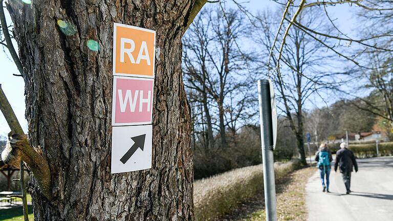 Rund sechs Kilometer lang ist die Rundtour vom Kurpark in Bad Kissingen zu den Wichtelhöhlen und der Wichtelhöhlenhütte und wieder zurück. Rund sechs Kilometer lang ist die Rundtour vom Kurpark in Bad Kissingen zu den Wichtelhöhlen und der Wichtelhöhlenhütte und wieder zurück.