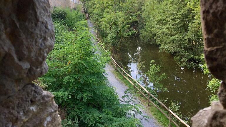 Ein Mann zapfte in Mellrichstadt Wasser der Streu (Archivfoto) an, um so kostengünstig sein privates Obst und Gemüse gießen zu können. Ein Mann zapfte in Mellrichstadt Wasser der Streu (Archivfoto) an, um so kostengünstig sein privates Obst und Gemüse gießen zu können. 