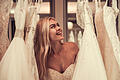 Attractive bride in wedding salon       -  Ein unvergesslicher Punkt bei der Hochzeitsplanung: das Brautkleid. Doch Bräute sollten vorher ein paar Dinge beachten.