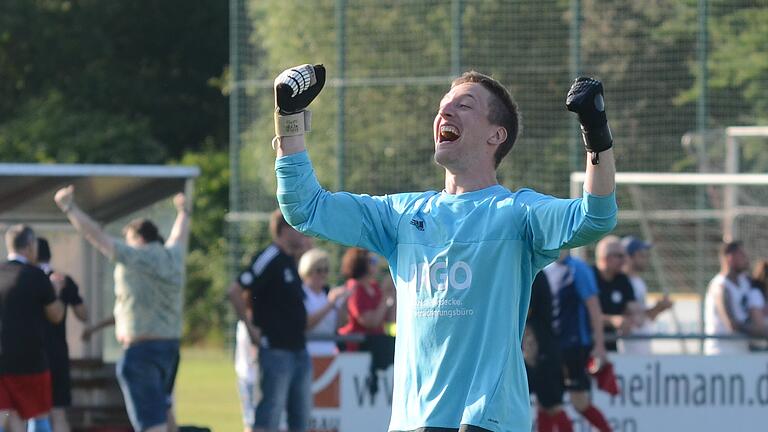 Benjamin Schramm vom FV Bergrothenfels/Hafenlohr bejubelt die 1:0-Führung seiner Mannschaft, später hielt der Keeper den Vorsprung mit guten Paraden fest. Benjamin Schramm vom FV Bergrothenfels/Hafenlohr bejubelt die 1:0-Führung seiner Mannschaft, später hielt der Keeper den Vorsprung mit guten Paraden fest.