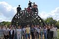 Die teilnehmenden Schüler*innen sowie Betreuer*innen vor der Enneper-Fläche am Institut für Mathematik.