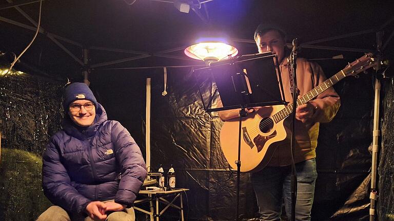 Gut gelaunt unterhielten Luis Wappes (links) und Valentin Schöppner die Besucher des vierten und letzten Adventsglühens in Frankenheim.
