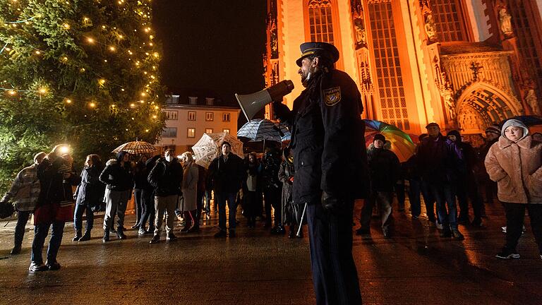 Immer wieder fanden in den vergangenen Wochen unangemeldete 'Querdenker'-Versammlungen in Würzburg statt. Im Bild eine Szene auf dem Marktplatz Anfang Dezember. Immer wieder fanden in den vergangenen Wochen unangemeldete 'Querdenker'-Versammlungen in Würzburg statt. Im Bild eine Szene auf dem Marktplatz Anfang Dezember.