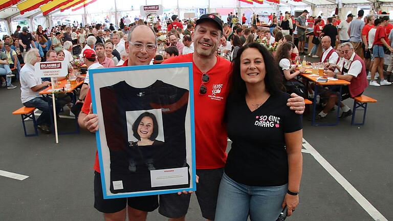 Am Festwochenende hat die Faschingsabteilung des TSV Erlabrunn ein T-Shirt mit dem Konterfei von 'Narreköpf-Urgestein' Ines Procter versteigert. Von links: der neue Eigentümer des T-Shirts Mathias Gutgesell, 'Narrekröpf'-Gesellschaftspräsident Stefan Kuberek und Ines Procter. Am Festwochenende hat die Faschingsabteilung des TSV Erlabrunn ein T-Shirt mit dem Konterfei von 'Narreköpf-Urgestein' Ines Procter versteigert. Von links: der neue Eigentümer des T-Shirts Mathias Gutgesell, 'Narrekröpf'-Gesellschaftspräsident Stefan Kuberek und Ines Procter.