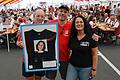 Am Festwochenende hat die Faschingsabteilung des TSV Erlabrunn ein T-Shirt mit dem Konterfei von 'Narreköpf-Urgestein' Ines Procter&nbsp;versteigert. Von links: der neue Eigentümer des T-Shirts Mathias Gutgesell, 'Narrekröpf'-Gesellschaftspräsident Stefan Kuberek und Ines Procter.