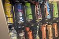 Neben Softdrinks und Wasser werden viele Energy-Drinks im Snackautomaten in Münsterschwarzach angeboten.
