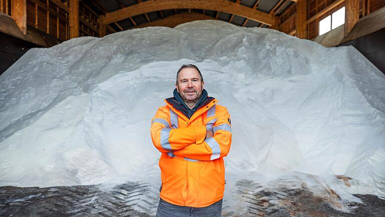 Kreisbauhofleiter Karsten Schilling im Salzlager. Für den Winterdienst stehen im Landkreis 2.4000 Tonnen Streusalz bereit.