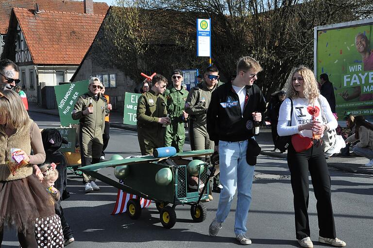 Die Filmreihe 'Top Gun' hatte sich die Evangelische Landjugend als Vorlage für ihre Kostüme ausgesucht.