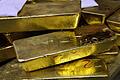 Sinkende Goldpreise       -  Nachdem der Goldpreis 2012 mit fast 1300 Euro einen Höchststand erreichte, fiel er in diesem Jahr wieder unter 1000 Euro. Das Edelmetall wirft also nicht immer eine verlässliche Rendite. Foto: KEYSTONE/ Karl Mathis
