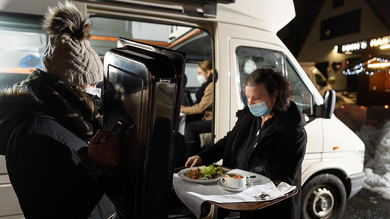 Routiniert und schnell lieferten die Auszubildenden Auszubildenden und Mitarbeiter die Menüs an die Fahrzeuge, so dass trotz der frostigen Temperaturen keiner kaltes Essen bekam. Routiniert und schnell lieferten die Auszubildenden Auszubildenden und Mitarbeiter die Menüs an die Fahrzeuge, so dass trotz der frostigen Temperaturen keiner kaltes Essen bekam.