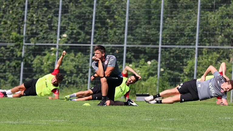 Interessierter Beobachter: Kickers-Trainer Torsten Ziegner beim ersten Training in Ampflwang. Interessierter Beobachter: Kickers-Trainer Torsten Ziegner beim ersten Training in Ampflwang.