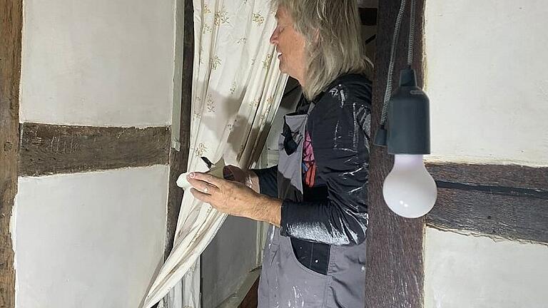 herr wendler - Der Franke Erich Wendler streicht bei Familie Jakobs eine Wand. herr wendler - Der Franke Erich Wendler streicht bei Familie Jakobs eine Wand.