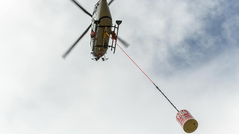 Wenn ein Brand nicht allein vom Boden aus gelöscht werden kann, ruft die Feuerwehr sie zur Hilfe: In ganz Franken sind aktuell täglich Hubschrauber zur Brandbekämpfung im Einsatz. Wenn ein Brand nicht allein vom Boden aus gelöscht werden kann, ruft die Feuerwehr sie zur Hilfe: In ganz Franken sind aktuell täglich Hubschrauber zur Brandbekämpfung im Einsatz.