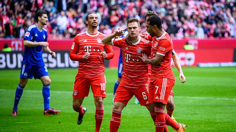 FC Bayern München - FC Schalke 04.jpeg - Bayern Münchens Joshua Kimmich (M) jubelt nach seinem verwandelten Strafstoß. FC Bayern München - FC Schalke 04.jpeg - Bayern Münchens Joshua Kimmich (M) jubelt nach seinem verwandelten Strafstoß.