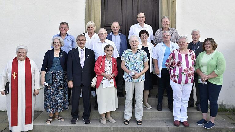 Diese evangelische Christen feierten am Sonntag in der Veitskirche in Junkersdorf mit Diakonin Sabine Dresel (links) ihre Jubelkonfirmation. Diese evangelische Christen feierten am Sonntag in der Veitskirche in Junkersdorf mit Diakonin Sabine Dresel (links) ihre Jubelkonfirmation.