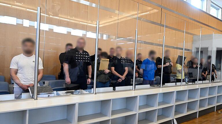 Beginn Staatsschutzverfahren in Düsseldorf - Sie sollen Juden und gemäßigte Moslems im Visier gehabt und verschiedene Anschläge diskutiert haben. Sieben mutmaßliche Terroristen des Islamischen Staats stehen in Düsseldorf vor Gericht. Beginn Staatsschutzverfahren in Düsseldorf - Sie sollen Juden und gemäßigte Moslems im Visier gehabt und verschiedene Anschläge diskutiert haben. Sieben mutmaßliche Terroristen des Islamischen Staats stehen in Düsseldorf vor Gericht.