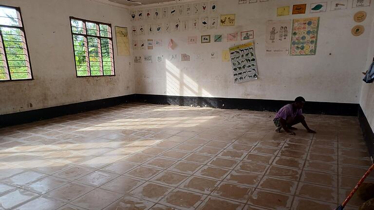 Der Fliesenleger fliest in einer Woche drei Klassenzimmer neu. - Der Fliesenleger fliest in einer Woche drei Klassenzimmer neu. Der Fliesenleger fliest in einer Woche drei Klassenzimmer neu. - Der Fliesenleger fliest in einer Woche drei Klassenzimmer neu.