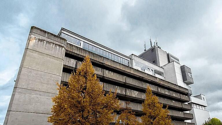 Die Parkhaus-Fassade wird durch eine beleuchtete Stahlkonstruktion ersetzt. Die Parkhaus-Fassade wird durch eine beleuchtete Stahlkonstruktion ersetzt.