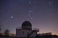 Die Weikersheimer Sternwarte unter dem nächtlichen Sternhimmel. Gut zu erkennen ist das Sternbild Orion.