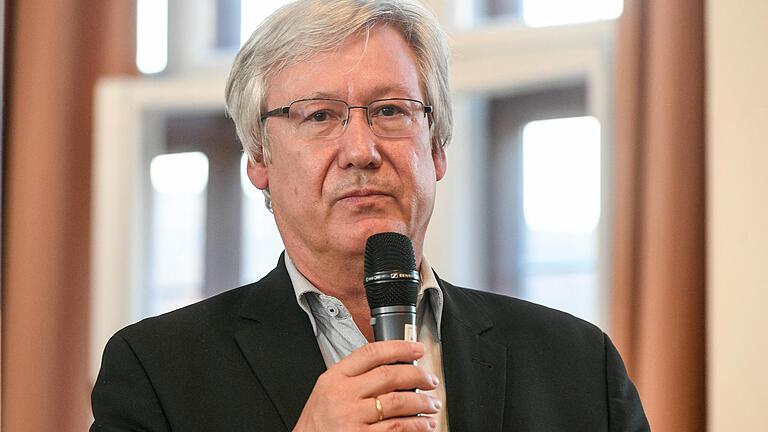 Professor Jürgen Deckert, Direktor der Psychiatrischen Uniklinik Würzburg: 'Wir wissen, wie es besser geht, aber wir können das nicht umsetzen.' Professor Jürgen Deckert, Direktor der Psychiatrischen Uniklinik Würzburg: 'Wir wissen, wie es besser geht, aber wir können das nicht umsetzen.' 