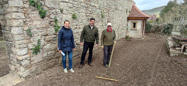 So gefällt Architekt Friedrich Staib (Mitte) die sanierte Sommerhäuser Stadtmauer: als Denkmal mit Patina und als Biotop. Mit im Sanierungsteam sind Bautechnikerin Ingrid Hartner und Altbürgermeister Fritz Steinmann. Im Hintergrund steht das wieder entdeckte Toilettenhäuschen. So gefällt Architekt Friedrich Staib (Mitte) die sanierte Sommerhäuser Stadtmauer: als Denkmal mit Patina und als Biotop. Mit im Sanierungsteam sind Bautechnikerin Ingrid Hartner und Altbürgermeister Fritz Steinmann. Im Hintergrund steht das wieder entdeckte Toilettenhäuschen.