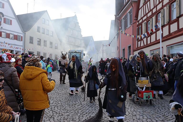 Wilde Hexen zogen durch die Straßen von Aub. Wilde Hexen zogen durch die Straßen von Aub.