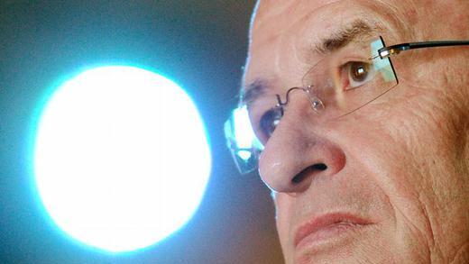 Martin Winterkorn - VW-Chef Winterkorn - zuletzt absoluter Top-Verdiener in Deutschland - stellt in Aussicht, auf Teile seiner Vergütung zu verzichten. Foto: Julian Stratenschulte Martin Winterkorn - VW-Chef Winterkorn - zuletzt absoluter Top-Verdiener in Deutschland - stellt in Aussicht, auf Teile seiner Vergütung zu verzichten. Foto: Julian Stratenschulte