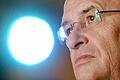 Martin Winterkorn       -  VW-Chef Winterkorn - zuletzt absoluter Top-Verdiener in Deutschland - stellt in Aussicht, auf Teile seiner Vergütung zu verzichten. Foto: Julian Stratenschulte