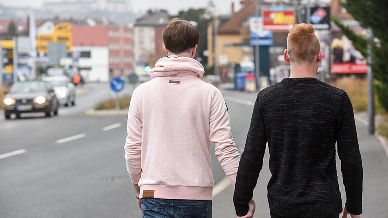 Ein homosexuelles Paar in der Randersackerer Straße in Würzburg. Das Bild wurde gestellt. Ein homosexuelles Paar in der Randersackerer Straße in Würzburg. Das Bild wurde gestellt.