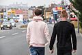 Ein homosexuelles Paar in der  Randersackerer Straße in Würzburg. Das Bild wurde gestellt.