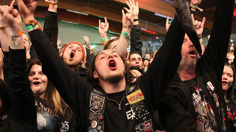 Hoch die Hörner: Beste Stimmung beim Metal Franconia Festival in der Dettelbacher Frankenhalle. Hoch die Hörner: Beste Stimmung beim Metal Franconia Festival in der Dettelbacher Frankenhalle.