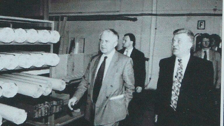 Hoher Besuch: Karlheinz Heinzmann (rechts) führte Ministerpräsident Manfred Stolpe durch das Werk in Oehna.