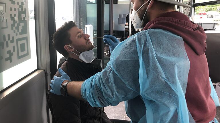 Schnelltests im speziell dafür umgebauten Bus, zum Beispiel&nbsp; an einem Supermarktparktplatz in Schweinfurt: Ein relativ neues Angebot in der Stadt und in Niederwerrn. Im Bild Julian Stoike von der Betreiberfirma&nbsp;Geißler Erfurth Stoike, den Test macht Kai Luther.&nbsp;