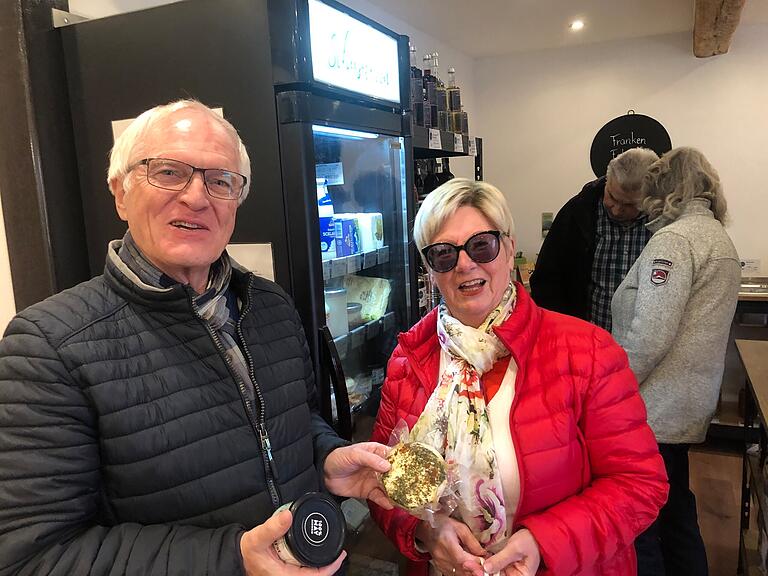 Froh, dass hier ein Laden ist: Elisabeth und Albert Schaupp ziehen demnächst von Bamberg nach Neubrunn. Froh, dass hier ein Laden ist: Elisabeth und Albert Schaupp ziehen demnächst von Bamberg nach Neubrunn.
