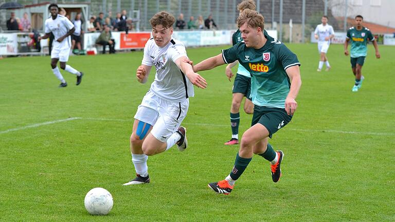 Abtswinds Felix Schmitt (links) setzt sich im Strafraum gegen Abwehrspieler Alexander Nittnaus durch. Gegen den SSV Jahn Regensburg II erzielte Schmitt zwei Tore für den TSV. Abtswinds Felix Schmitt (links) setzt sich im Strafraum gegen Abwehrspieler Alexander Nittnaus durch. Gegen den SSV Jahn Regensburg II erzielte Schmitt zwei Tore für den TSV.