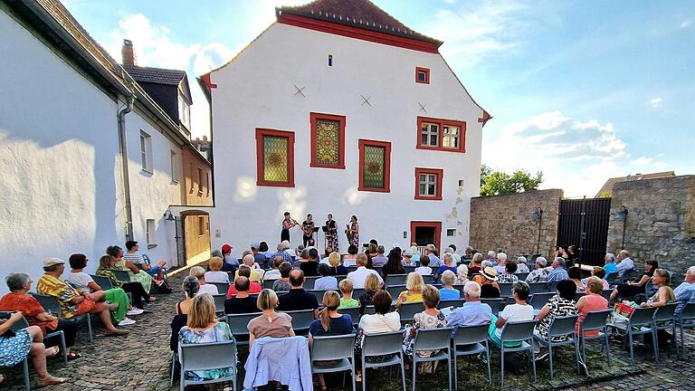 Am Sonntag tritt das Akkordeon-'Duo Synthesis' in Veitshöchheim im Synagogenhof auf. Das Bild stammt vom Konzertsommer 2022. Am Sonntag tritt das Akkordeon-'Duo Synthesis' in Veitshöchheim im Synagogenhof auf. Das Bild stammt vom Konzertsommer 2022.