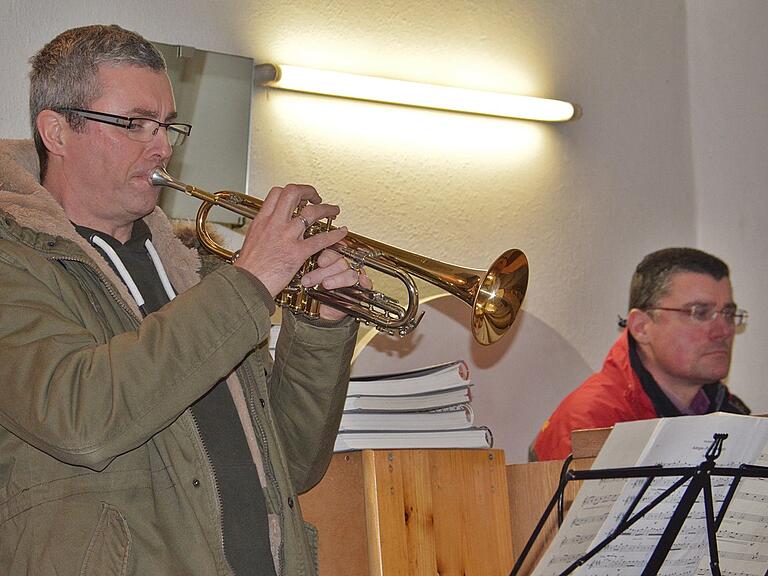 Dekanatskantor Matthias Braun an der Orgel und Jürgen Weyer an der Trompete gestalteten den Jubiläumsgottesdienst in der Stadtpfarrkirche Bad Neustadt musikalisch. Dekanatskantor Matthias Braun an der Orgel und Jürgen Weyer an der Trompete gestalteten den Jubiläumsgottesdienst in der Stadtpfarrkirche Bad Neustadt musikalisch.