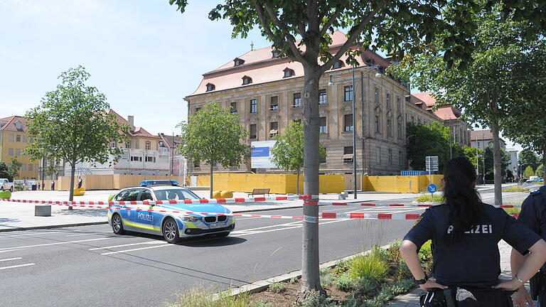 Bombendrohung in Schweinfurt: Gerichtsgebäude geräumt - Eine Bombendrohung sorgte am Mittwoch für Aufregung am Schweinfurter Gericht. Bombendrohung in Schweinfurt: Gerichtsgebäude geräumt - Eine Bombendrohung sorgte am Mittwoch für Aufregung am Schweinfurter Gericht.