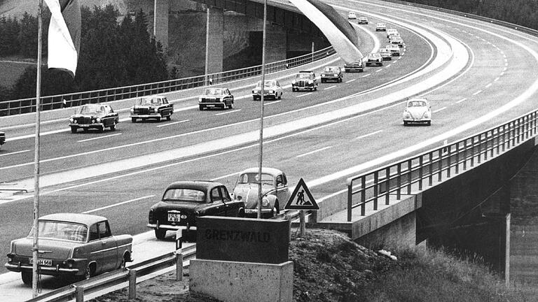 Ein langer Fahrzeugkonvoi überquerte 1968 die Grenzwaldbrücke bei Motten zur Eröffnung der Rhönautobahn.&nbsp; &nbsp; &nbsp;