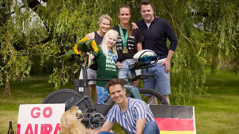 Triathletin Laura Zimmermann (hinten Mitte) wurde in Irland von (hinten von links) Mary Brooker, Marther Brooker, Matt Brooker, (vorne links) Hund Louis und ihrem Freund Florian Höfer unterstützt.
