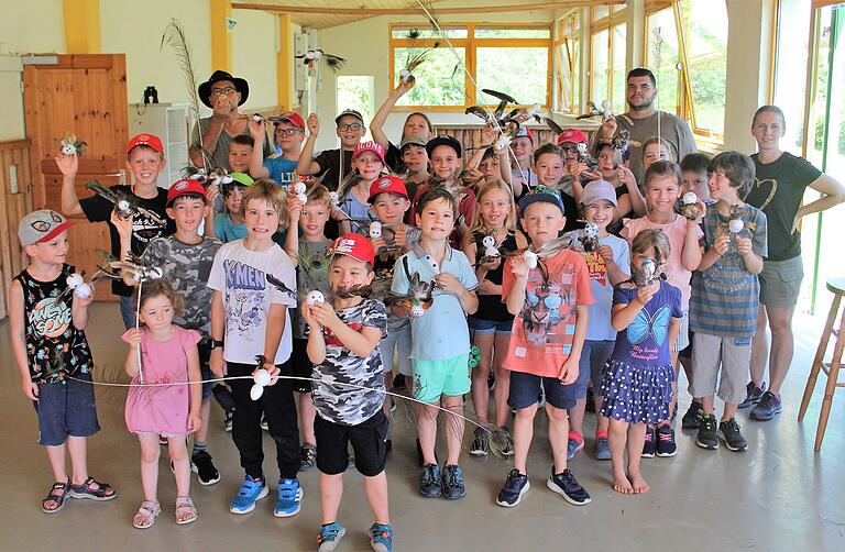 Stolz zeigten die Teilnehmer in Donnersdorf zum Abschluss ihre selbst gebastelten 'Fantasievögel'. Stolz zeigten die Teilnehmer in Donnersdorf zum Abschluss ihre selbst gebastelten 'Fantasievögel'.
