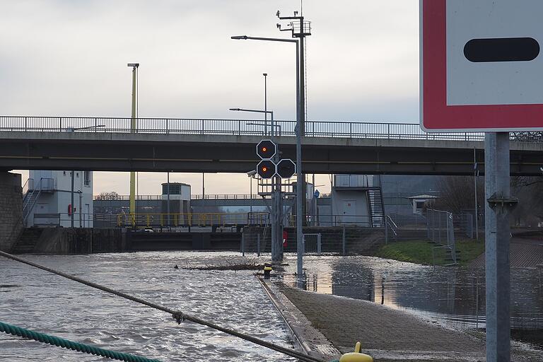 Zwei rote Lichter übereinander bedeuten 'Einfahrt verboten, Schleuse außer Betrieb'. Zwei rote Lichter übereinander bedeuten 'Einfahrt verboten, Schleuse außer Betrieb'. 