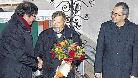 Ehrung: Pfarrer Oliver Englert (links) und Kirchenmusikdirektor Thoams Riegler zeichneten Hans Schätzlein mit der Soli-Deo-Gloria-Nadel für seine Verdienste um die Kirchenmusik aus.