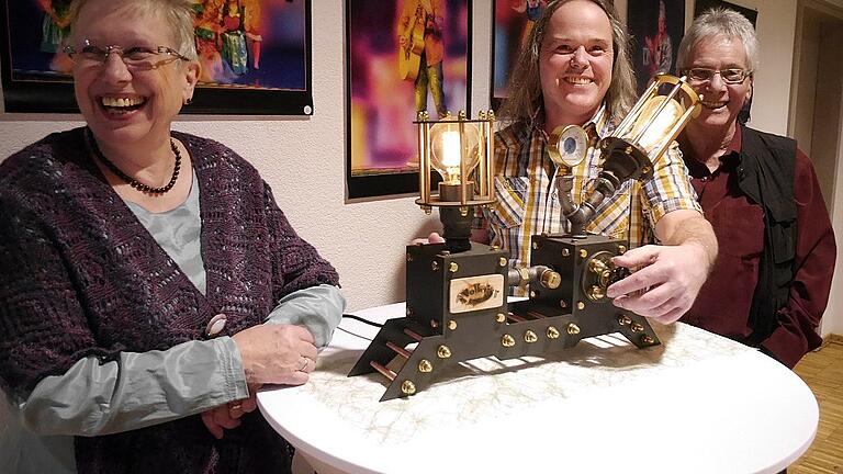 Drehen an den Stellschrauben der Realität: Claudia Cebulla, Gerhard Vollert und Herbert Götz bei der Eröffnung der Ausstellung im Schweinfurter Kolpinghotel. Drehen an den Stellschrauben der Realität: Claudia Cebulla, Gerhard Vollert und Herbert Götz bei der Eröffnung der Ausstellung im Schweinfurter Kolpinghotel.