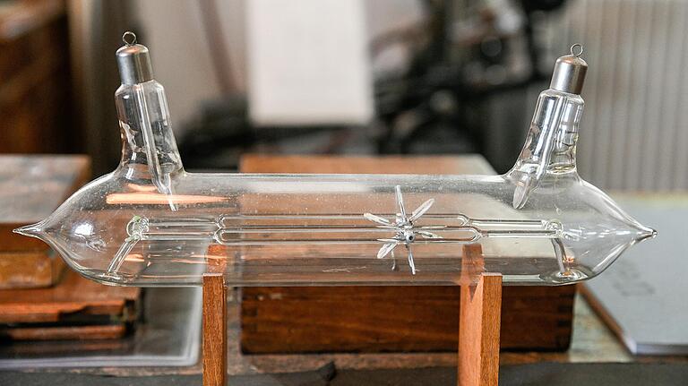 Neues Forschungsfeld Kathodenstrahlen: Bei seinen Experimenten machte der Würzburger Physiker Wilhelm Conrad Röntgen vor 125 Jahren eine Entdeckung, die die Medizin revolutionieren sollte.