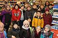 Vor dem Fairtrade-Regal präsentierten sich die Kinder der Klasse 4b der Grundschule Herschfeld zusammen mit (hinten, von links) der Vorsitzenden der Steuerungsgruppe &bdquo;Fairtrade-Town&ldquo;, Franziska Burmester, E-Center-Mitarbeiterin Maria Suckfüll und Rektorin Bettina Schindler.